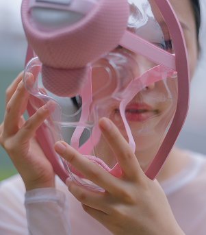 美顔器を顔に乗せる様子